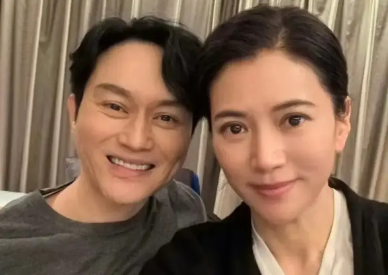 ▲袁詠儀（右）與張智霖（左）19歲兒子張慕童超帥，近日登上爸爸演唱會，185公分的身高在舞台飆彈吉他，直接讓萬人看呆。（圖／翻攝自微博）