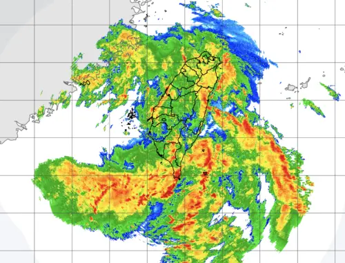 ▲全台灣上空都有明顯的降雨回波，中南部、東部有明顯紅色的強對流。（圖／中央氣象署cwa.gov.tw）