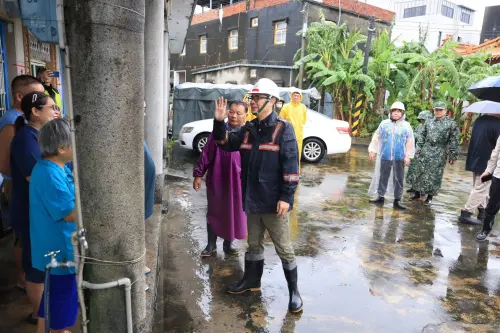 ▲受低壓帶及西南風影響，高雄持續出現強降雨，市長陳其邁趕赴路竹區下坑里大德路，實地視察現場積淹水狀況。(圖／高市府提供)