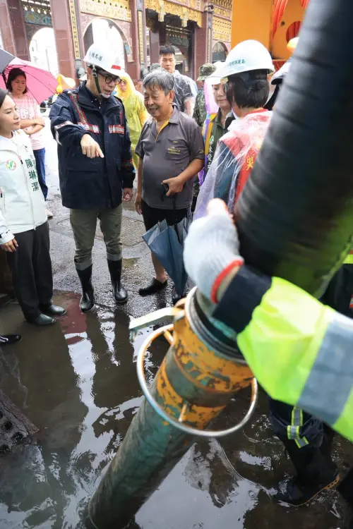 ▲陳其邁前往茄萣地區及金鑾宮一帶，視察抽水處理情形，期盼未來設置超大型水閘門提升防洪韌性。(圖／高市府提供)