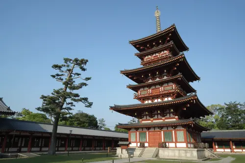 ▲台灣旅遊業者坦言，奈良「藥師寺」觀賞佛足石不太算是熱門景點，認為深度旅遊或特定人士較有可能前往。圖為修復後的「西塔」（圖／翻攝自藥師寺官網yakushiji.or.jp）