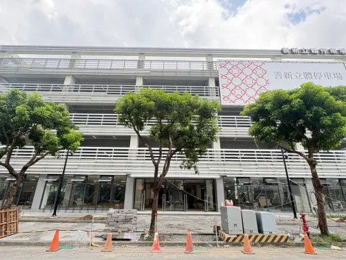 ▲「善新立體停車場」預計11月完成驗收後啟用，逾300個小客車停車位、160餘個機車停車位，以及1樓商場空間，可望補足LM特區生活機能。（圖／信義房屋）