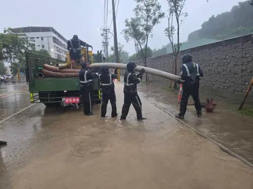 豪雨狂炸南台灣！高雄竟下「半年雨量」　國軍千名官兵挺進重災區