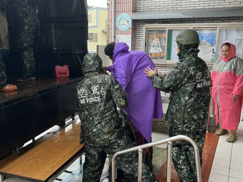 ▲豪雨狂炸南臺灣釀淹水，空軍防訓中心協助屏東枋寮鄉居民預防性撤離。（圖／第四作戰區提供）