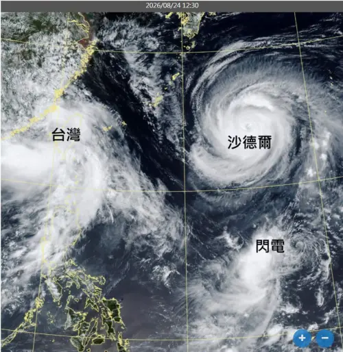 ▲衛星雲圖顯示，沙德爾颱風位於台灣東方海面，南側還有閃電颱風，鄭明典提醒沙德爾侵台機率已達75%以上。（圖／翻攝自鄭明典臉書）