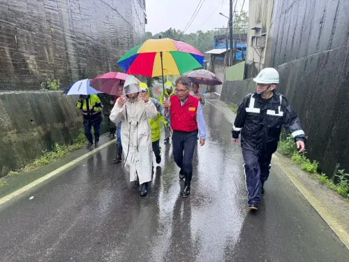 ▲賴瑞隆隨後與立委邱議瑩、賴建信轉往阿蓮玉庫社區活動中心，聽取地方第一線反映。（圖╱高雄市長參選人、立委賴瑞隆競辦提供）