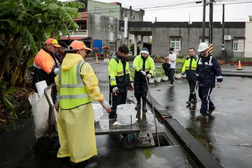 ▲賴瑞隆前往路竹大德路勘查。他強調，這波雨勢仍未結束，他將緊盯各地水情，他會站在第一線，和市民一起度過這波豪雨。（圖╱賴瑞隆競辦提供）