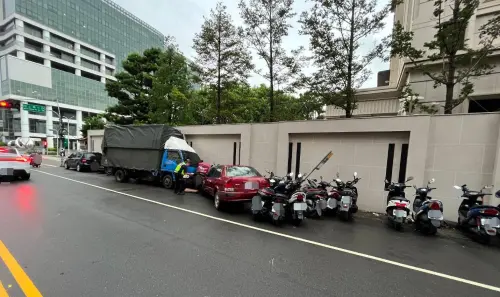 「失速魔王坡」再出事！無照外籍男連撞16車　最後收尾在顏清標家