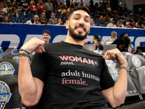 坎特又出招！穿「女性定義」短T現身WNBA　與球員爆發口角遭驅逐