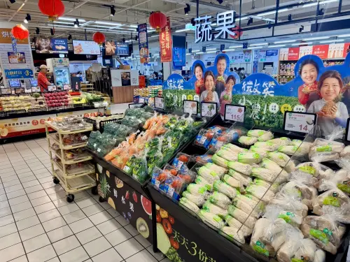 ▲萬家福量販與樂家康超市蔬果備貨量提升至平日2倍以上，蔬菜葉菜與菇類總備糧達185噸。（圖／業者提供）