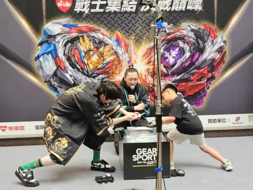 ▲萊爾富日前舉辦首屆「戰鬥陀螺交流賽」，吸引大小玩家同場較勁，戰鬥陀螺熱潮持續延燒。（圖／萊爾富提供）