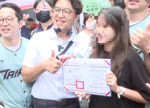 ▲女高中生表示，很欣賞沈伯洋守護民主、自由的理念，因此希望能把獎狀變成自己喜歡的模樣。（圖／翻攝畫面）