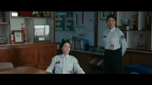 ▲獄警撞臉BIGBANG大聲（右），讓觀眾超出戲。（圖／翻攝自Netflix）