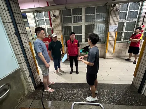 ▲教育局長吳立森今（24）日會同各科室主管前往市內多所學校，關心校園在連日豪雨後的整體狀況。（圖／高市府教育局提供）
