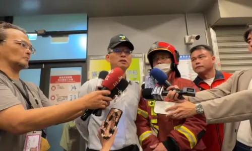 ▲台北市指南宮凌霄寶殿今（24）日晚間8點多突然起火燃燒，台北市副市長張溫德（左）獲報，立即到場關心（圖／北市府提供）