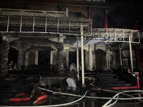 ▲▼凌霄寶殿經過大火肆虐後 1、2 樓嚴重燒毀、現場一片焦黑，市府與廟方已建立聯繫協助擬定復原重建規劃。（圖／翻攝自苗博雅臉書）
