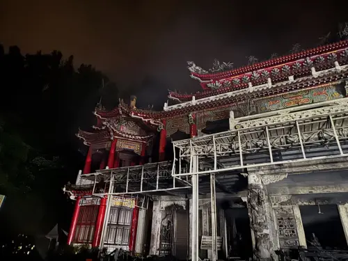 ▲木柵指南宮凌霄寶殿 24 日晚間遭惡火肆虐，警消動員上百人撲滅火勢後，現場仍留有濃煙與燻黑痕跡，正密切進行殘火處理與降溫。（圖／翻攝自苗博雅臉書）