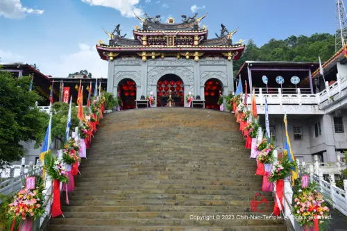 ▲指南宮開基主殿「純陽寶殿」沿山而建，拾級而上氣勢莊嚴，主祀八仙中的「呂仙公」孚佑帝君。（圖／翻攝自指南宮官網）