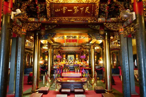 ▲指南宮純陽寶殿正殿懸掛「天下第一靈山」匾額，主祀呂洞賓。廟方澄清「情侶去拜會分手」完全是民間誤解。（圖／翻攝自指南宮官網）