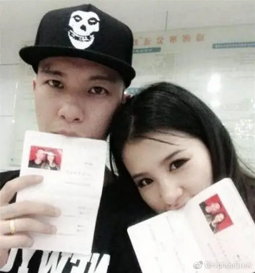 ▲呆寶靜（右）曾與頑童小春（左）有過一段婚姻，並生下一名兒子。（圖／翻攝自微博）