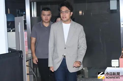 沈伯洋5問天價遮陽傘！北市府回嗆：「小洋逃」可以回答毒油嗎
