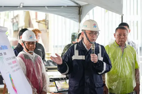 ▲賴瑞隆除強調治水沒有終點外，也當面向中央爭取，包括支持高雄持續增設滯洪設施等工程以及漁業現金救助與無息貸款。(圖／高雄市長參選人賴瑞隆競辦提供)
