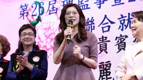 「我當主席後比以前更漂亮」鄭麗文燦笑：因為在為台灣做事