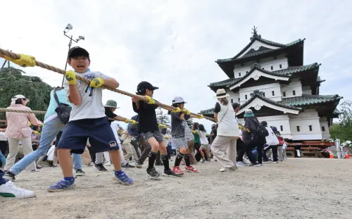 8000人搶破頭報名！日本400噸弘前城天守閣靠人力徒手「拉回家」
