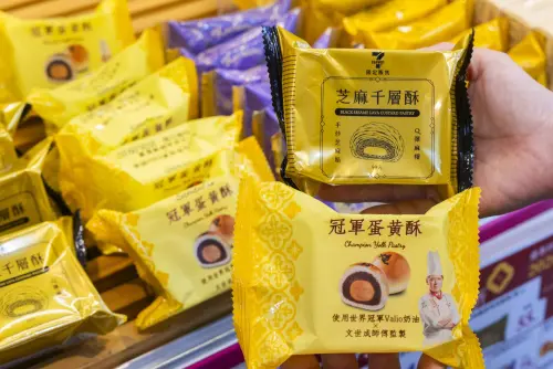 ▲Semeur聖娜的人氣商品「冠軍蛋黃酥」與新品「芝麻千層酥」。（圖／7-11提供）