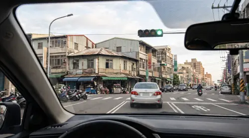 圓形綠燈可以左轉！駕駛「還被罰1800元」原因曝光　警方公布正解