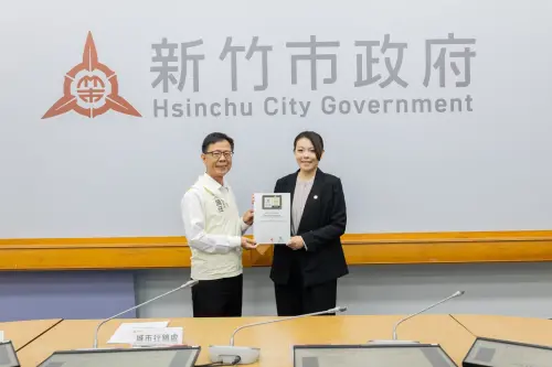 ▲今天舉行獻獎儀式，市長高虹安肯定環保團隊以科技提升環境治理效能的努力。（圖／環保局提供）