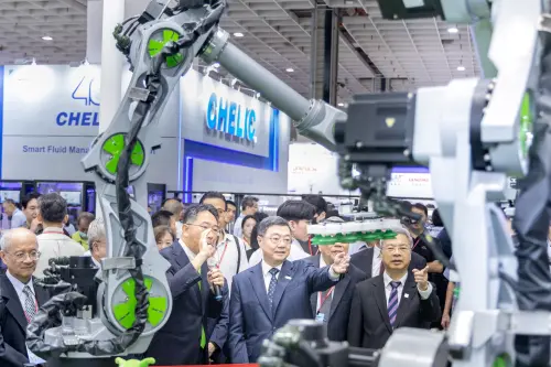 Premier Cho Jung-tai visits a booth at the TAIROS and Automation Taipei 2026. (Executive Yuan)
