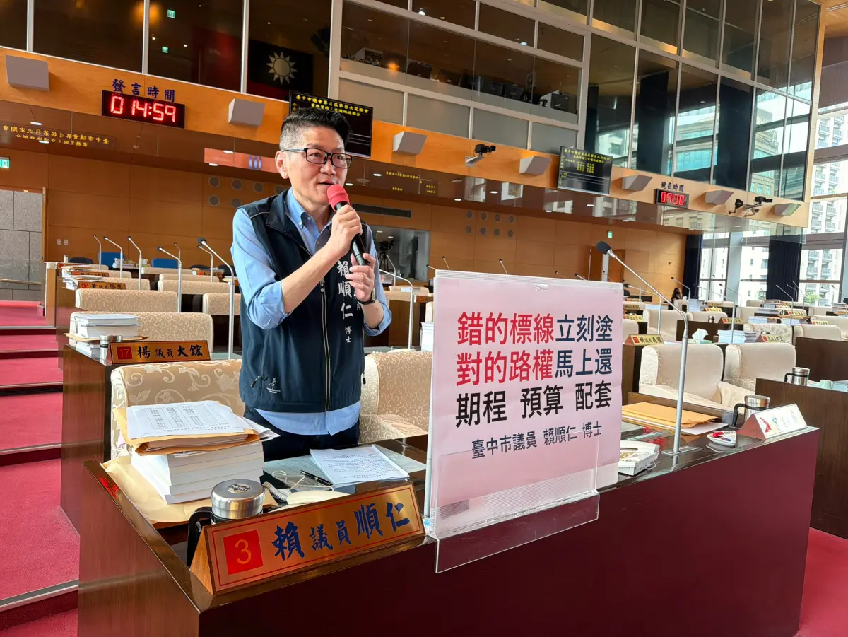 ▲議員賴順仁指出，狹窄巷弄劃設雙黃線根本是「強人所難」的陷阱，車輪極易壓線，因而遭檢舉達人狂拍、罰單接到手軟。(圖／柳榮俊攝2026.8.26)