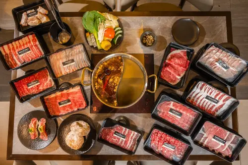 ▲路易莎新開吃到飽火鍋店！從肉品、火鍋食材到甜點都能無限享用。（圖／路易莎咖啡 louisacoffee.co）