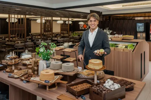 ▲路易莎集團董事長黃銘賢自豪烘焙品項多元，甜點區成為自助吧亮點。（圖／路易莎咖啡 louisacoffee.co）