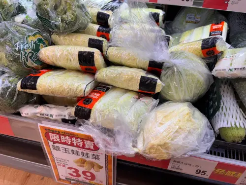 ▲市售賣場陳列進口娃娃菜與韓國大白菜，隨著甲醛白菜風波延燒，進口蔬菜產地與安全性成為消費者關注焦點。（圖／記者徐銘穗攝）