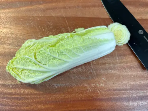 ▲洗菜第二步：整株沖洗乾淨後再切除根部，避免切口直接接觸表面污水。（圖／記者徐銘穗攝）