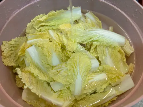 ▲洗菜第三步：將葉片一片片剝開，於流動清水下搓洗葉背與根部死角泥沙。（圖／記者拍攝）