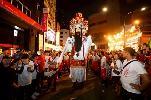 ▲「竹塹中元城隍祭」在農曆7月15日（今年為8月27日）鬼門開啟當天將有遶境賑孤活動，圖為去年盛況。（圖／新竹都城隍廟臉書）