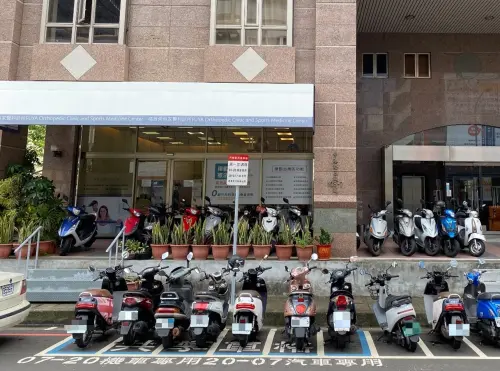 ▲汽機車共享車格通常會在一旁設立告示牌，標記汽、機車可停放時間，並於機車格內加繪藍色標線，或特別加註「共享車格」等字樣，讓民眾能清楚辨識共享車格可停放的車種和時間。（圖／台中市政府交通局提供）