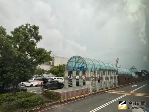 ▲高雄機場站前平面停車場。（圖／記者李青縈攝）