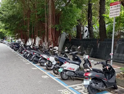 ▲提醒用路人停放車輛時看清楚時段，如違規將依《道路交通管理處罰條例》處新台幣600元以上、新台幣1200元以下罰款。（圖／台中市政府交通局提供）