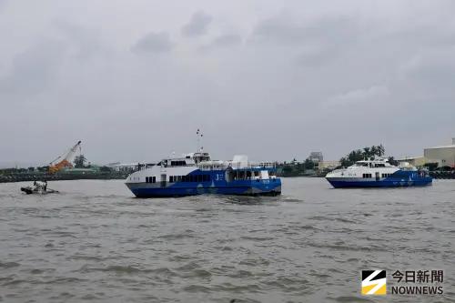 ▲船上141名乘客受困海上近4小時，部分民眾焦急等待拖船救援。（圖／記者莊全成攝，2026.08.26）