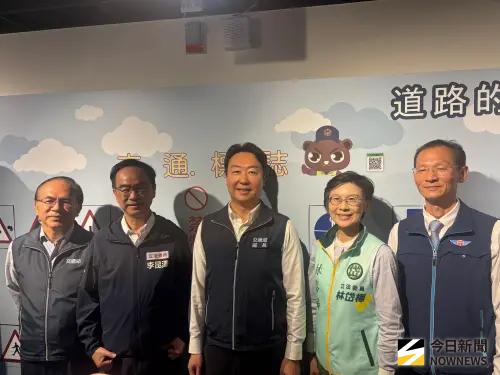 ▲由左中分別為交通部次長陳彥博、立委李昆澤、交通部長陳世凱、立委林岱樺、公路局局長林福山。（圖／記者李青縈攝）