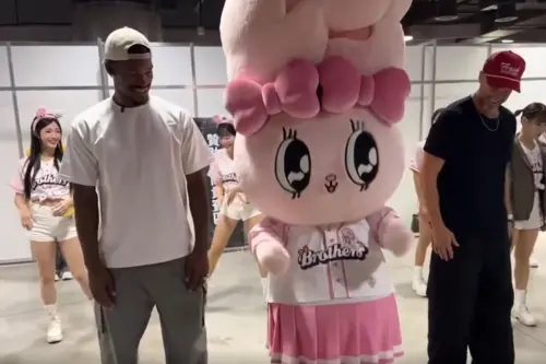 ▲巴特勒跟著一旁的Esther Bunny以及兄弟啦啦隊Passion Sisters一起舞動身體、大跳中信兄弟球員岳東華應援舞。