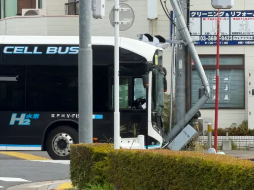 一隻蚊子釀車禍！日公車司機揮手趕蚊　失控撞燈桿致乘客流血受傷