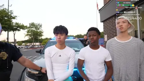 ▲Ray 依然在警方附近完成了短影音的拍攝，所幸現場員警並未強硬制止，甚至還友善地配合入鏡。（圖／Youtube@RayAsianBoy Live）