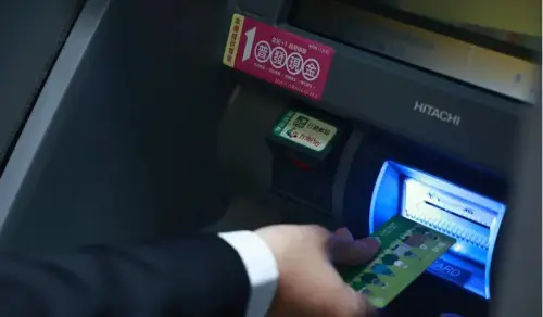 During the 2025 cash handout, recipients could withdraw the NT$10,000 payment from designated ATMs. (NOWNEWS Yeah Cheng-hsun)