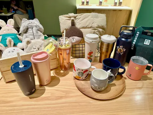 ▲星巴克中秋節系列杯款，600元～1500元。（圖／記者蕭涵云攝）