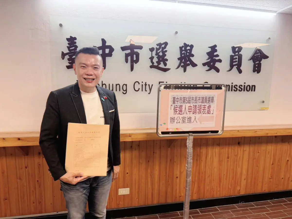 ▲江和樹今天搶頭香，成為本次台中市議員選舉首位完成領表的參選人。（圖／江和樹提供，2026.08.27）
